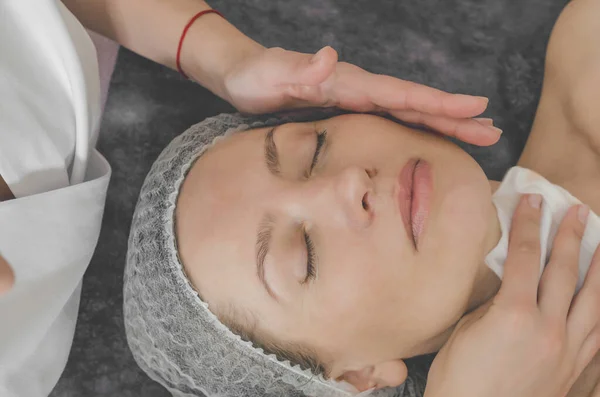 Mujer Con Gorra Cosmética Sofá Salón Spa Preparación Piel Facial —  Fotos de Stock
