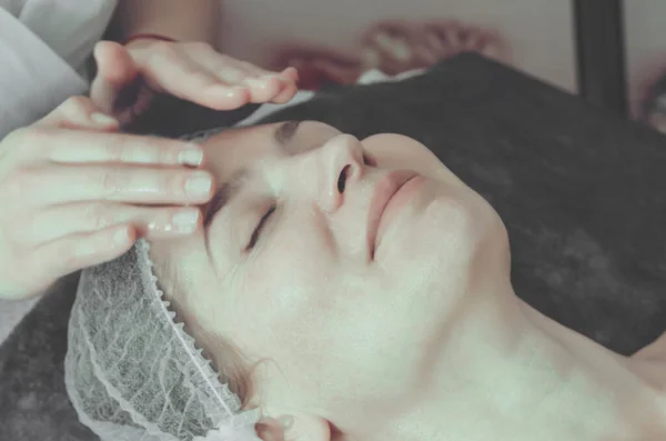 Kvinna Kosmetisk Mössa Soffa Spa Salong Förberedelse Ansiktshud För Kosmetiska — Stockfoto