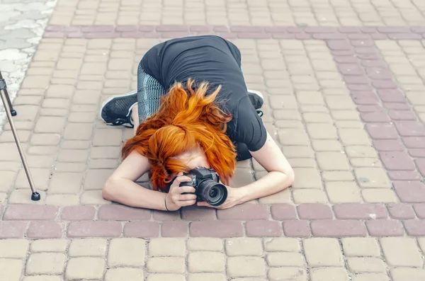 Fotógrafo Profissional Sexo Feminino Com Cabelos Vermelhos Ajoelha Sobre Lajes — Fotografia de Stock