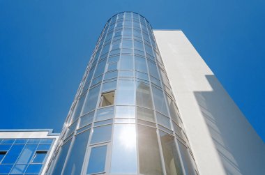 Modern ofis binası mavi camlı..