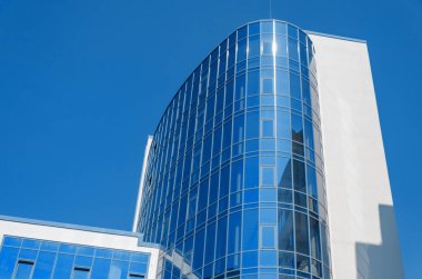 Modern ofis binası mavi camlı..