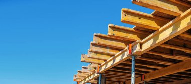 Gökyüzü arka planında inşaat için dökülen paneller için sarı form. İnşaat şirketi için pankart