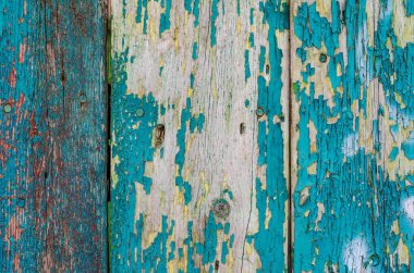 Yeşil boyayla kaplı eski tahtalar..