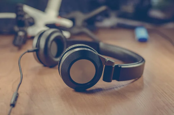 Casques Noirs Sur Fond Table Bois — Photo