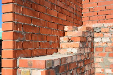 Ev inşaat alanında. Tuğla temelleri duvar Techniques.How tuğla bir Duvarcı ustası gibi bırakmaya karşı karşıya örmek. DIY örmek.