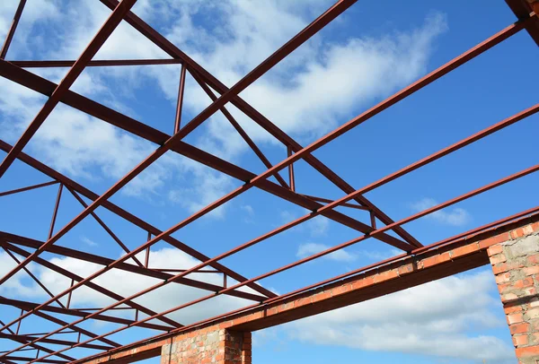 Steel roof trusses details. Steel roof trusses sitting on concrete pole view from inside home factory. — Stock Photo, Image