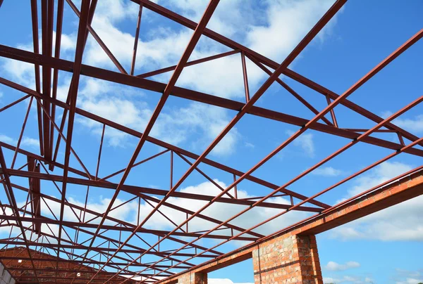 Dachstühle aus Stahl. Dachdeckerarbeiten. Metalldachstuhl Hausbau mit Stahldachstühlen Details. — Stockfoto