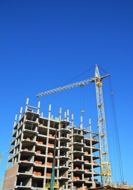 İnşaat sektöründe Crane, kopya alanı, gökyüzü arka plan ile. Vinç yapı inşaat alanı yeni şirketten. Vinçler bina ve bina inşaat altında.