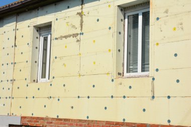  Strafor levha yalıtım ile dış ev duvar izolasyonu. Ev enerji tasarrufu yalıtım.