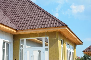 Çatı onarım ev ve yalıtım detay. İzolasyon dış cephe, Bina eklendi yapılar için konfor ve enerji verimliliği için. Recessed ve fasya yükleme.