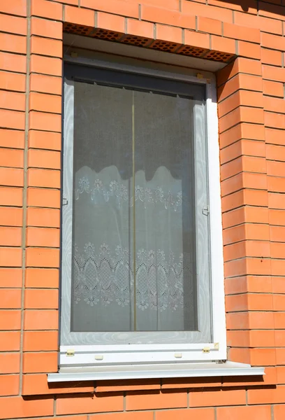 Okno síťka proti hmyzu. Komár windows net nabízí ochranu proti komárům. — Stock fotografie