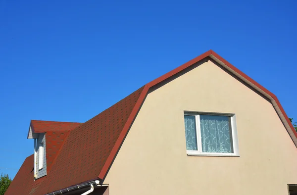 Exterior Casa ático Dormer Ventana y construcción de techos . — Foto de Stock