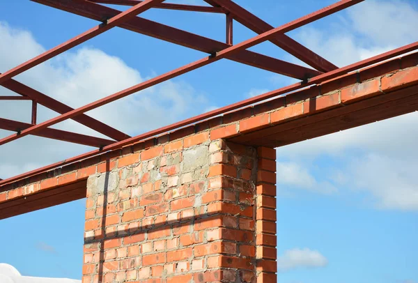 Construcción de dintel de ventana. Detalles de cerchas de techo de acero. Dinteles de acero . — Foto de Stock