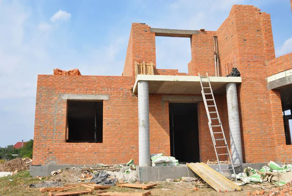 Nuova costruzione in mattoni costruzione della casa incompiuta con colonne porta . — Foto Stock