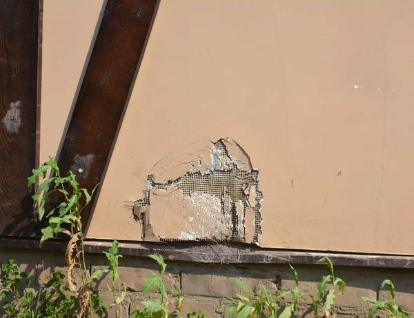 修复在斯图科的裂缝和孔。损坏的石膏幕墙户外. — 图库照片