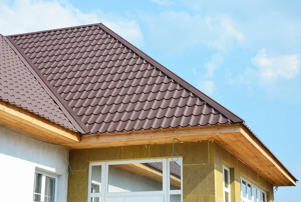 Dachhaus und Steinwolle Wanddämmung Detail. Gebäudeisolierung außen. — Stockfoto