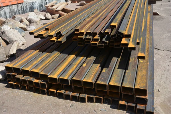 Stahlträger für Dachdecker.Rost Stahlkanalbündel auf Hausbaustelle im Freien. — Stockfoto