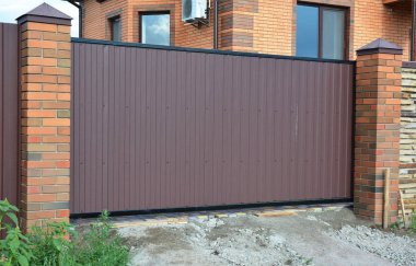 Tuğla ve Modern tarzı tasarım Metal kapaklı Metal çit