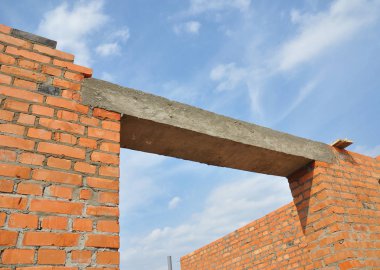Beton lento kapatın. Pencere veya kapı beton lentosu üzerinde tuğla bitmemiş ev yapımı. 
