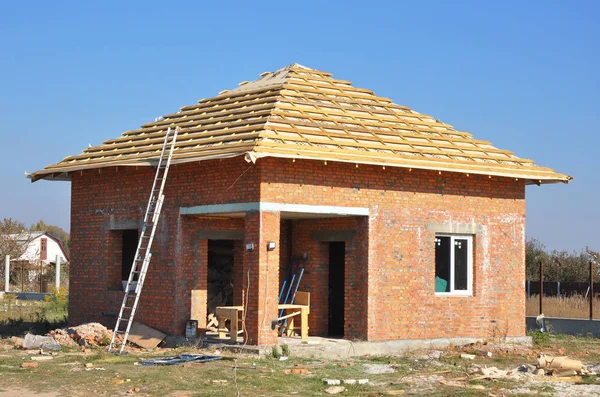 Bangunan sauna atau pemandian dari batu bata dengan konstruksi atap. Lokasi konstruksi rumah — Stok Foto