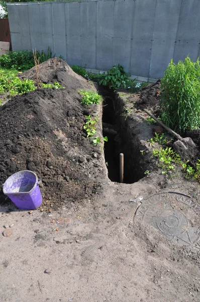 房屋建设中下水道管道挖沟 — 图库照片