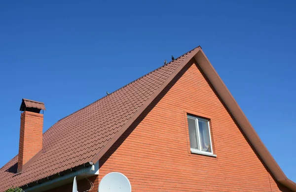 Alte Verblichene Rote Metalldachziegel Und Schornstein — Stockfoto