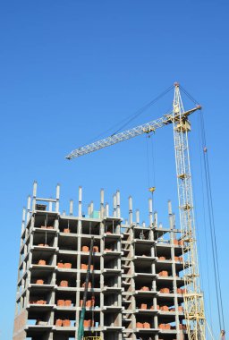 Kule vinç ve bina markalar inşaat sitesinde. İnşaatçılar ile inşaat sitesinde iki vinçler ile bina. 
