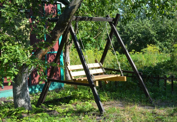 Asiento Oscilante Jardín Luz Sombra Árbol —  Fotos de Stock