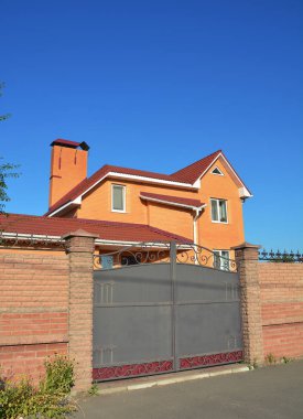 Tuğla ve Modern tarzı tasarım dekoratif kırık tuğla duvar yeni ev inşaat dış ile Metal kapaklı Metal çit. 
