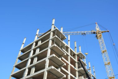 Vinç inşaat. Vinçler çekme inşaat Makinası üreticileri ile bina. Kule Vinç ve bina markalar