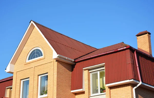 다락방 지붕 아스팔트 지붕 널 및 플라스틱 비 개 골 창 체계 외관. Mansard 집 지붕 유형. — 스톡 사진