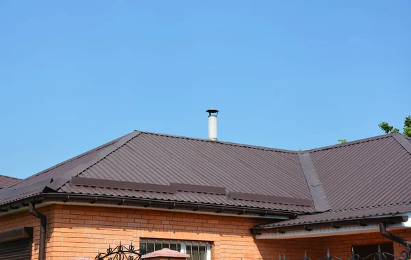 Problemområden för takläggning regn Gutter Waterproofing.Gutters, plast takrännor. Guttering ner rördelar. Regn gutter system och tak skydd från snow board (snörasskydd) på huset tak. — Stockfoto