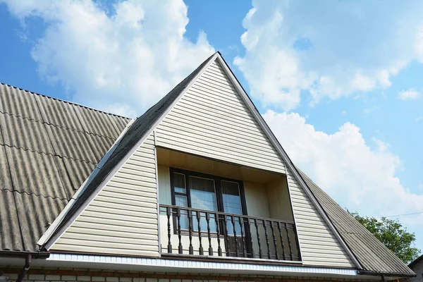 Gable és a völgy típusú tetőszerkezetek hangulatos erkéllyel. Épület tetőtér ház építése tető formatervezési minták különböző típusú — Stock Fotó