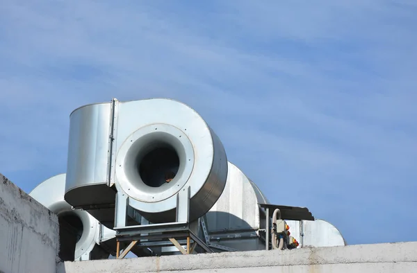 HVAC como Aquecimento Ventilação Ar Condicionado. Aquecedor AC. Sistemas industriais de ar condicionado e ventilação. Sistema de ventilação com espaço de cópia . — Fotografia de Stock