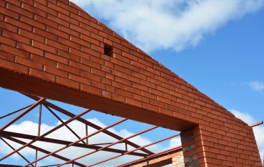 Çelik çatı bulutlar gökyüzü arka plan detaylarla makasları. Beton direk görünümünden içinde oturan çelik çatı makasları. Çatı inşaat.