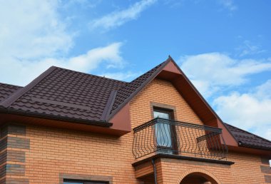 Tavan balkon, yağmur oluk sistemi, çatı pencereleri ve kar kurulu, kar bekçi evi dış çatı koruma ile yeni çatı İnşaat.