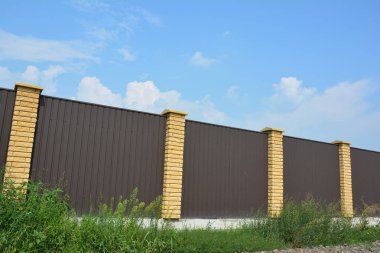 Bina uzun metal çit banliyö sokak tarafında
