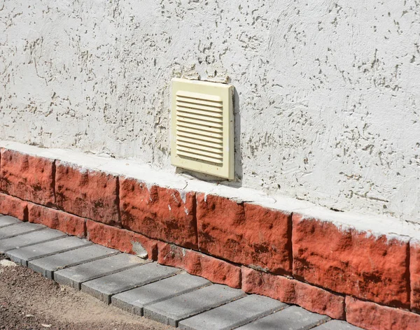 Fermer sur le système de ventilation murale de la maison. Installation de système de ventilation murale de la maison extérieure extérieur . — Photo