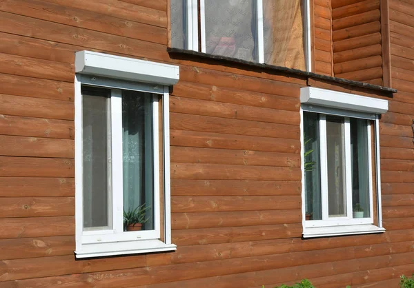 Windows Rolety Fasadzie Budynku Drewniane — Zdjęcie stockowe