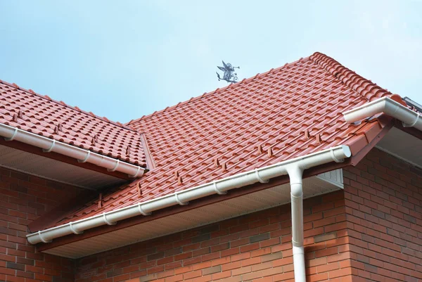 Haus Problemzonen Für Regenrinnen Abdichtung Dachrinnen Dachrinnen Kunststoffrinnen Dachrinnen Drainagen — Stockfoto