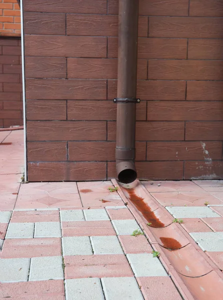 オープン排水舗装で屋根の流出の雨雨樋の縦樋管 — ストック写真