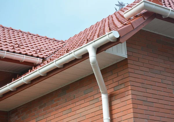 Close up view on House Problem Areas for Rain Gutter Waterproofing. Guttering, Gutters, Plastic Guttering, Guttering & Drainage. Guttering Down pipe Fittings — Stock Photo, Image