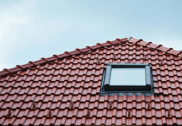 Чердак окно на крыше красной керамической плитки дом наружной. Домашние идеи дизайна мансарды . — стоковое фото