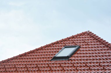Güzel bir ev çatı penceresi, güneş tünel tepe veya kırmızı seramik kiremit çatı yağmur sonra dam penceresi. Attic ışıklık çözüm açık. 
