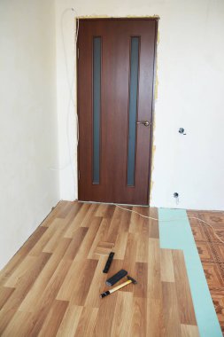  Ahşap kaplama döşeme kuruluyor.