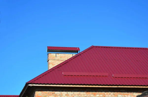 Nouvelle construction de toiture de maison de toiture de tuiles métalliques rouges . — Photo