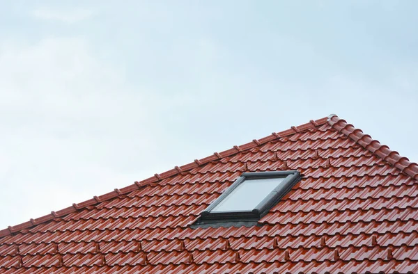 Mooi huis dakraam, zon tunnel dakramen of dakraam na regen op het dak van de rode keramische tegels. Attic dakraam oplossing buiten. — Stockfoto