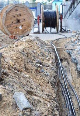 Elektrik kablo ve optik lifler sokakta kazma ahşap bobin 