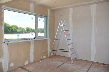 İnşaat sektöründe yeni ev inşaatı iç drywall bant bina. Bina inşaat alçı sıva duvarlar 