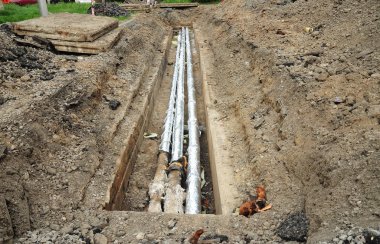 Yükleme ve izolasyon sıcak su boru hattı için enerji tasarrufu ve enerji verimliliği. Tamir, izolasyon ve şehir kanalizasyon sokakta değiştirme.